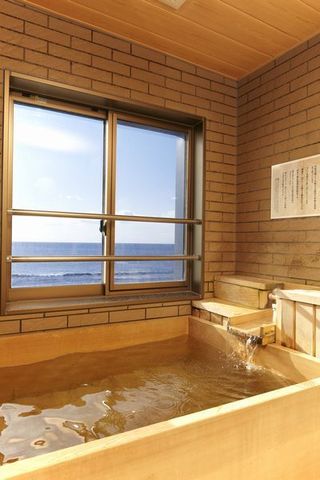 東海亭の展望風呂からは津軽海峡を一望できます。