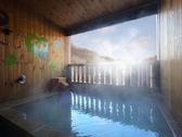 源泉が流れる客室露天風呂　代表的な泉質の硫黄泉をお楽しみください　※写真は槐・櫟となります