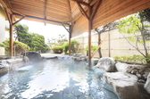 ４階露天風呂　日本庭園を眺めながら癒しの時間を。