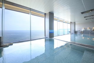 ７階展望大浴場　函館や津軽海峡が望めます。