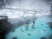 雪景色の混浴露天風呂「大沢の湯」　熱いお湯とピリッと冷たい空気がいいですね