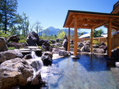 【大浴場岩露天風呂】岩手山を間近に感じ、自然と深呼吸をしたくなるような開放感あふれる露天風呂です