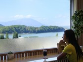 【cafe】岩手山と御所湖を望み、四季のうつろいを感じながらゆったりとお寛ぎいただけます。