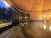 【檜造りの八角堂】やわらかくしっとりした単純泉のお湯。四季折々を映す庭園の眺めも楽しんで