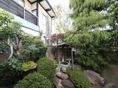 【中庭】松の湯源泉の場所に建立された「出湯神社」