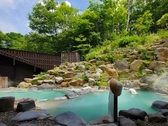 八右衛門の湯【露天風呂】石造りの露天風呂では、温度の違う2つの浴槽を楽しめます。