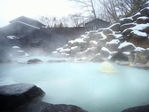 ■八右衛門の湯【露天風呂】冬イメージ。石造りの露天風呂では、温度の違う2つの浴槽を楽しめます。