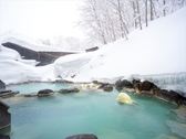 ■八右衛門の湯【露天風呂】冬イメージ。石造りの露天風呂では、温度の違う2つの浴槽を楽しめます。