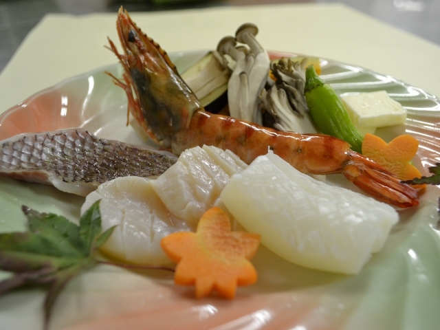海鮮陶板焼き／メインは新鮮な魚介をあつあつ陶板焼きで