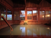 ■天然温泉棟「離れ湯 百八歩」内風呂／足ざわりが柔らかな、全てが木造りの浴室