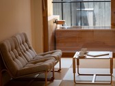 【YAMAGATA04】スウェーデン生まれのデザイナーが「和室にあう家具を」とデザインしたチェアとテーブルを