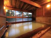 展望浴場／ぬくもりのある総檜造りの浴槽でゆっくり温泉をお楽しみください※イメージ