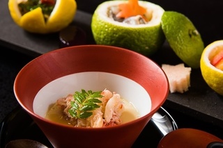 特別フロア”HOURAI”は、ご夕食に特別の懐石コース料理を一皿ずつ、客室までお持ちします。