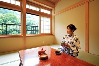 四季折々の清流檜枝岐川渓谷の大自然の景観やせせらぎを望む静かな和室でごゆっくりとおくつろぎください。