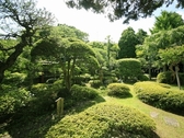 ■中庭／四季折々の色合いを魅せる閑静な日本庭園は、心を和ませてくれます。