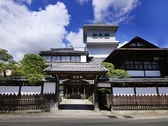 ■松柏館外観／街中にありながら閑静なる日本庭園を有する純和風旅館です。