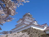 ホテルから車で約50分。会津鶴ヶ城と満開の桜