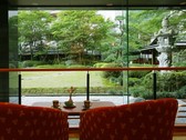 ラウンジで中庭 日本庭園を眺めながらほっと一息