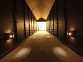 ◆渡り廊下／間接照明でやわらかに照らし出された空間を通ってお部屋に向かいます。