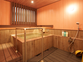 貸切風呂「物聞（ものきき）」ヒノキ風タイルを貼った四角いお風呂です。45分2,750円