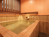 貸切風呂「物聞（ものきき）」ヒノキ風タイルを貼った四角いお風呂です。