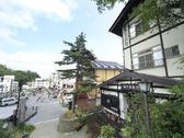 玄関を出ると「湯畑」はすぐ目の前です。お買い物やお食事など、多くのお店はここに集まっております。