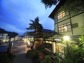 湯畑を見下ろせる好立地！ぬ志勇旅館の夜の外観。