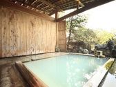 草津唯一の湯畑を望める露天風呂。名湯「白旗源泉」100%掛け流しです。
