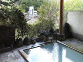 草津唯一の湯畑を望める露天風呂。名湯「白旗源泉」100%掛け流しです。