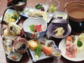 ベテラン板長が作る昔ながらの旅館御膳、旬菜や地物を丁寧に調理した夕膳（一例）