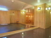 【檜大浴場】当館自慢の檜大浴場。とろ～っとやさしい温泉が木の温もりとともに体を癒してくれます。