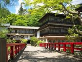 【本館外観】慶雲橋から見た積善館本館。本館は日本最古の湯宿建築