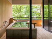 【佳松亭／五ツ星_コンセプト客室】緑と光が美しい露天風呂。ゆっくりとご入浴をお楽しみください。※一例