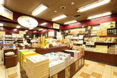 売店COCORO工房では、群馬県産品を中心にたくさんの銘菓やぐんまちゃんグッズなど販売しております。