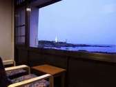 一面の太平洋とライトアップされた灯台の夕景を見ながら、話しの尽きない一夜