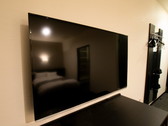 TVサイズはセミダブルルーム42インチ・それ以外の部屋は50インチを設置しております。