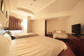 デラックスツイン（ベッド３台あり　シングル、ダブル、エキストラ）ダブルに２名利用で最大４名宿泊可能