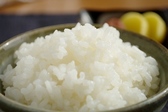 関川村産岩船米コシヒカリを天然水で炊き上げます。