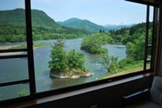 大きな窓からの阿賀野川の眺め