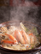 蟹すき（カニ鍋）は、立ち上る湯気とカニの香りが、冬ならではの温かさを楽しめます。
