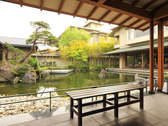 四季の風情を感じられる見事な日本庭園もございます。