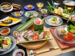 ～厳選食材を堪能　夏の逸品会席～　村上牛ローストビーフや日本海の幸姿造りなど、厳選した食材を使用。