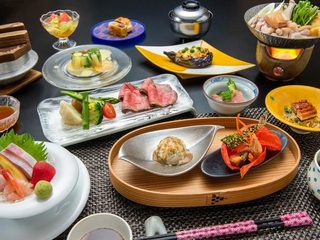 ～夏の旬を味わう　ゆもとや会席～　和牛のお料理や日本海の海鮮をお造りに。