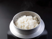 減農薬で育った光り輝く「蛍米」を釜でふっくら炊き上げます。