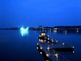 【夜の柴山潟】ライトアップされた浮御堂と大噴水※イメージ