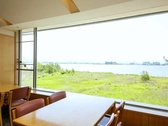 【ご朝食会場】湖畔を眺めながらお食事をどうぞ※窓側席イメージ