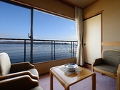 【お部屋からの眺望】波穏やかな七尾湾と緑豊かな能登島の絶景をご堪能ください。