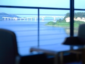 【お部屋からの眺望】客室の大きな窓からは、波穏やかな七尾湾の絶景をお楽しみいただけます。