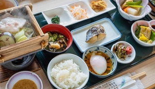 【和食御膳】ヘルシーな野菜の蒸籠、温玉子、焼き魚などしっかり朝食をお取りいただけます。