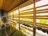 【659号室・天磐～てんばん】岩の浴槽。天然温泉100％露天風呂付客室◆モダンリビング付特別室の一例